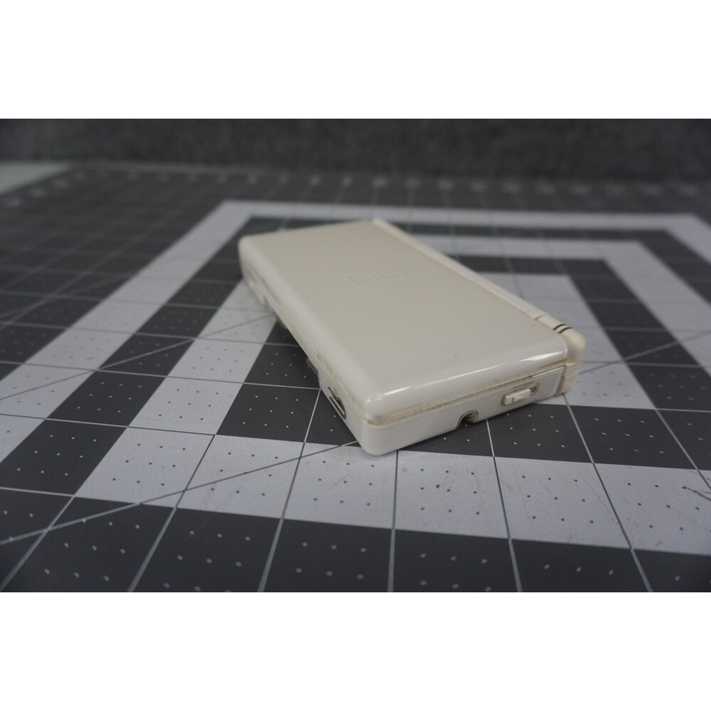 Nintendo DS Lite Handheld Console - Polar White With Stylus And Charger - Picture 4 of 10
